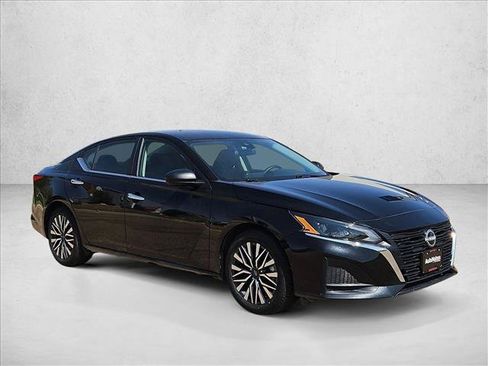 Used 2025 Nissan Altima 2.5 SV FWD image 3