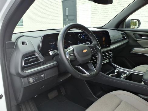 Used 2025 Chevrolet Traverse LT image 6