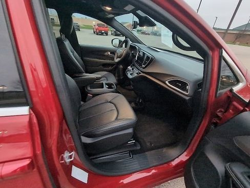 Used 2025 Chrysler Pacifica Select image 5