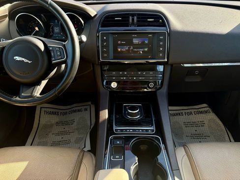 Used 2017 Jaguar F-PACE Prestige image 34