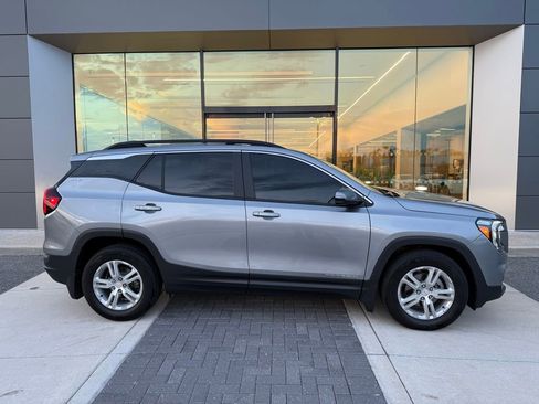 Used 2024 GMC Terrain SLE w/ Driver Convenience Package image 3