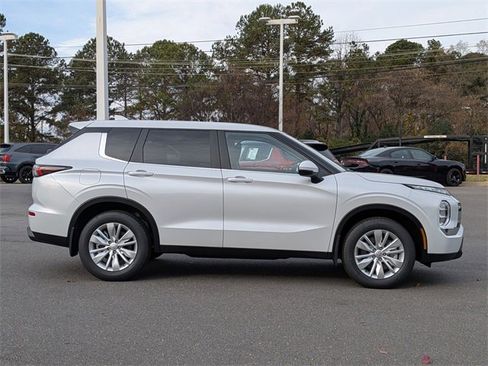 New 2025 Mitsubishi Outlander ES image 2