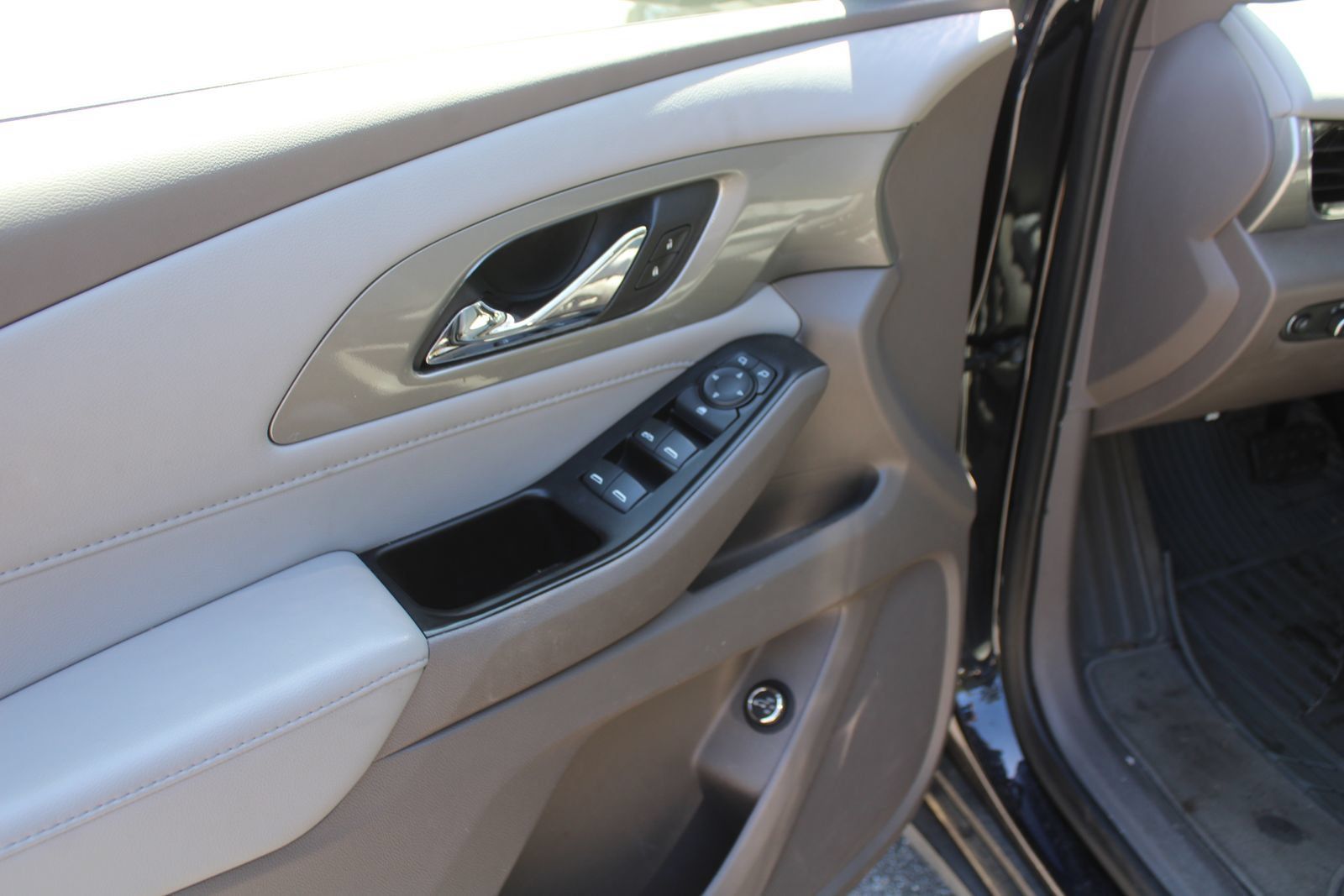 Used 2020 Chevrolet Traverse LT FWD image 19