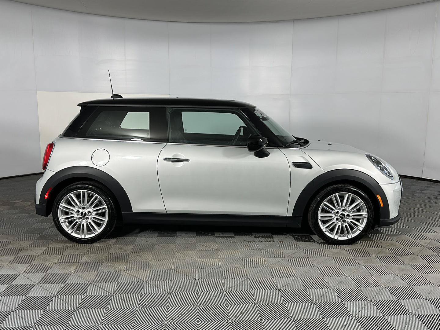 Used 2022 MINI Cooper 2-Door Hardtop FWD image 5