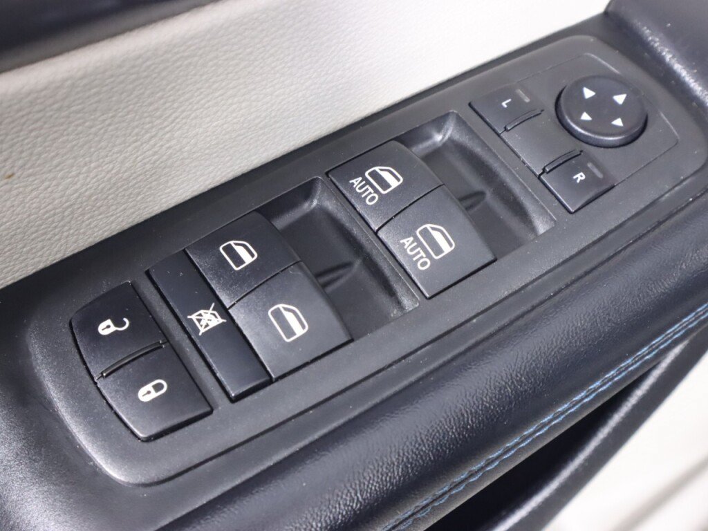 Used 2021 Chrysler Pacifica Touring-L FWD image 27