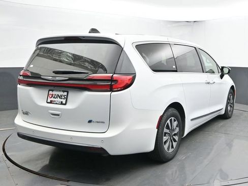 Used 2023 Chrysler Pacifica Limited FWD image 9