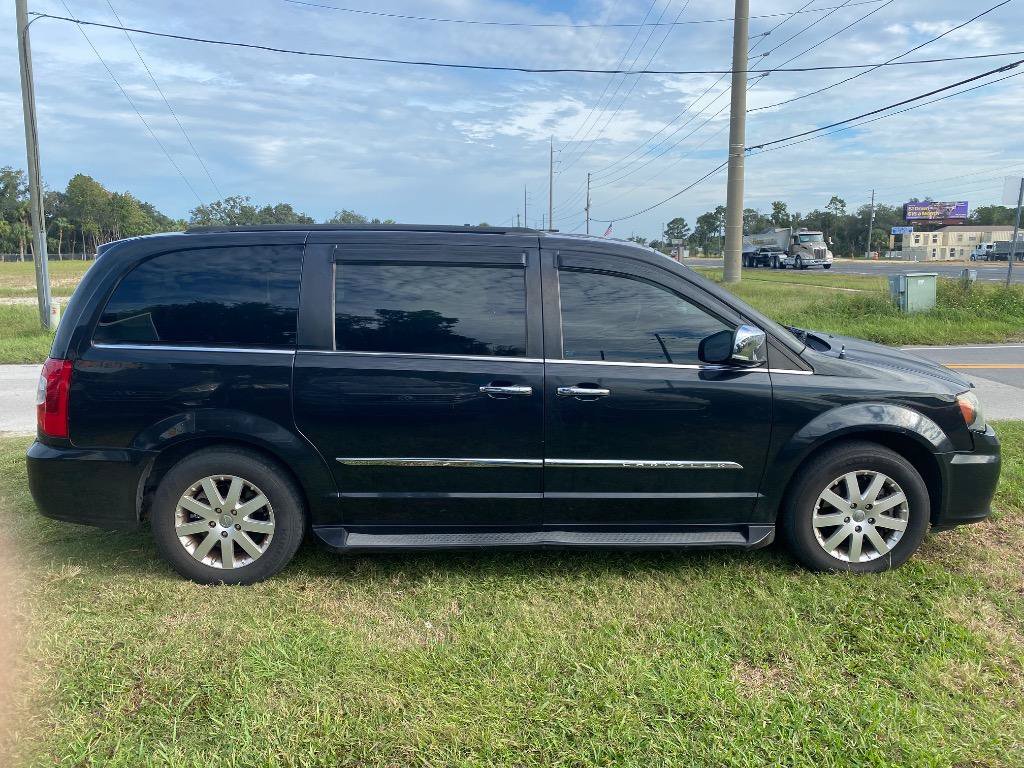 Used 2012 Chrysler Town & Country Touring-L w/ Entertainment Group #2 FWD image 2