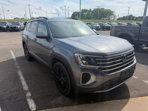 Used 2024 Volkswagen Atlas SE AWD/4WD image 2