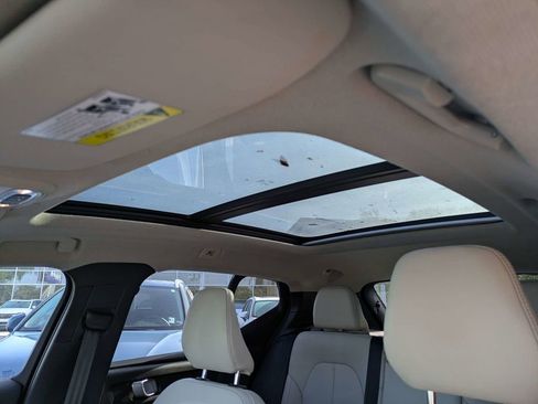 Used 2022 Volvo XC40 T5 Momentum w/ Premium Package image 24