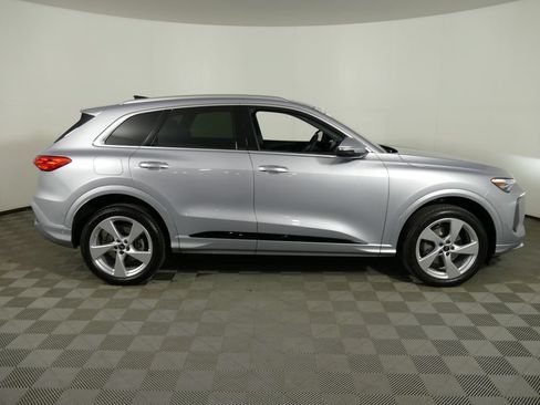 Certified 2025 Audi Q5 Premium AWD/4WD image 2