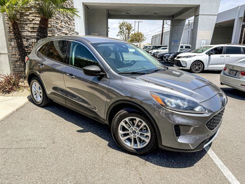 Used 2022 Ford Escape SE w/ Convenience Package FWD image 2