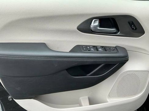 Used 2024 Chrysler Pacifica Touring-L FWD image 10
