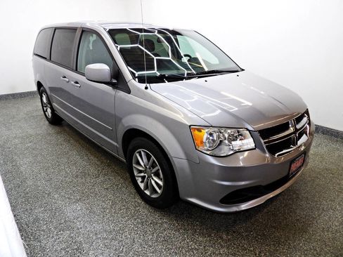 Used 2016 Dodge Grand Caravan SE image 3