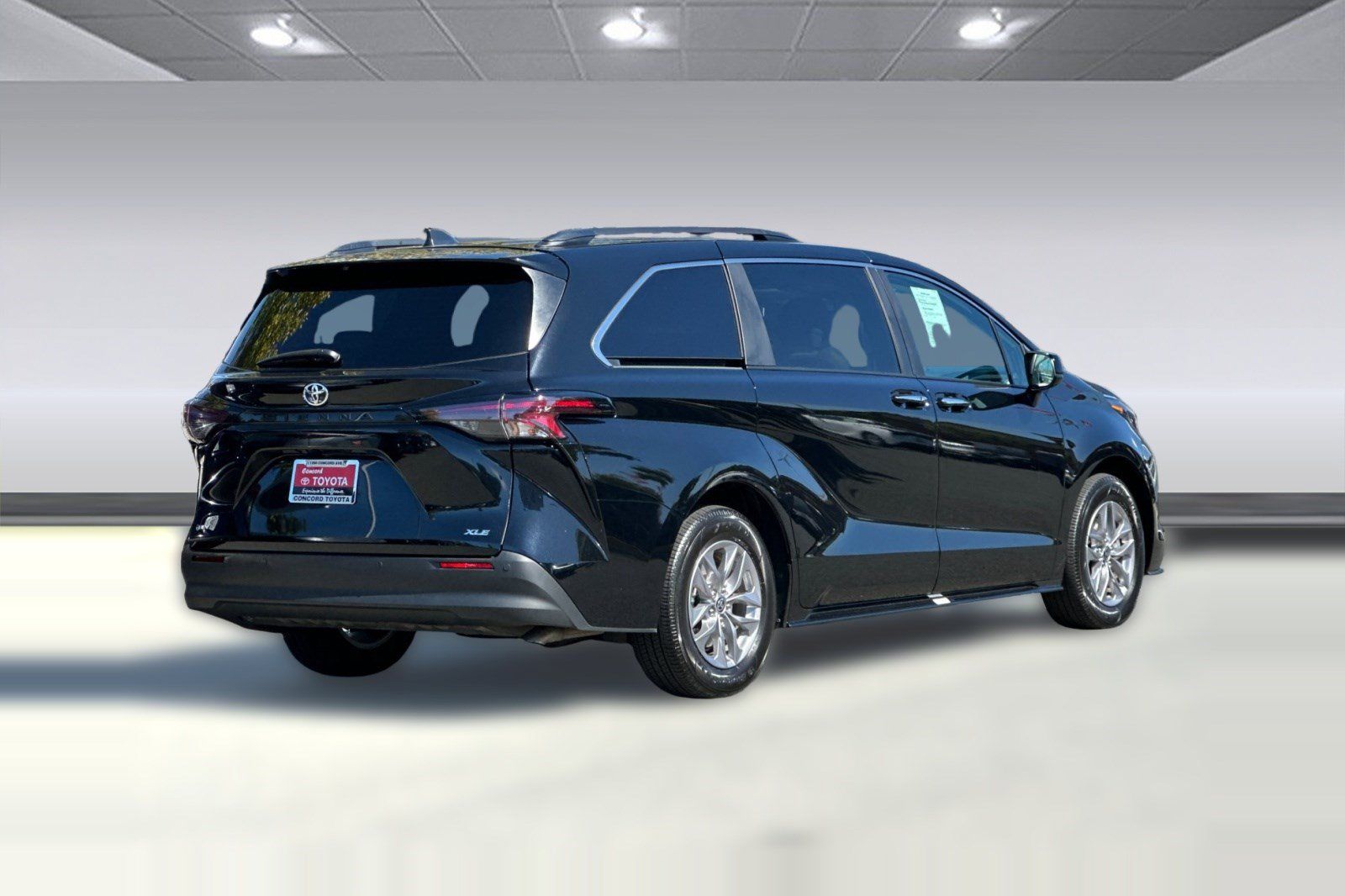 Used 2026 Toyota Sienna XLE FWD image 9