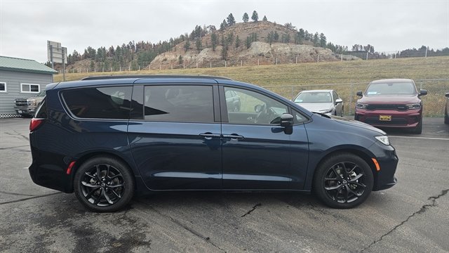 Used 2025 Chrysler Pacifica Limited FWD image 5