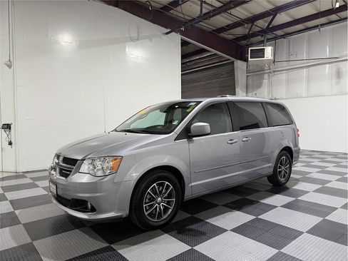 Used 2017 Dodge Grand Caravan SXT image 8
