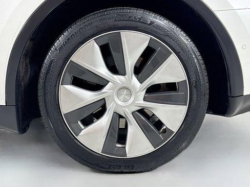 Used 2022 Tesla Model Y Long Range image 10