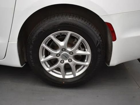 Used 2024 Chrysler Pacifica Touring-L FWD image 35