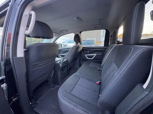 Used 2018 Nissan Titan SV w/ SV Convenience Package image 9