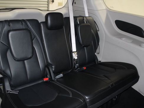 Used 2024 Chrysler Pacifica Touring-L image 31