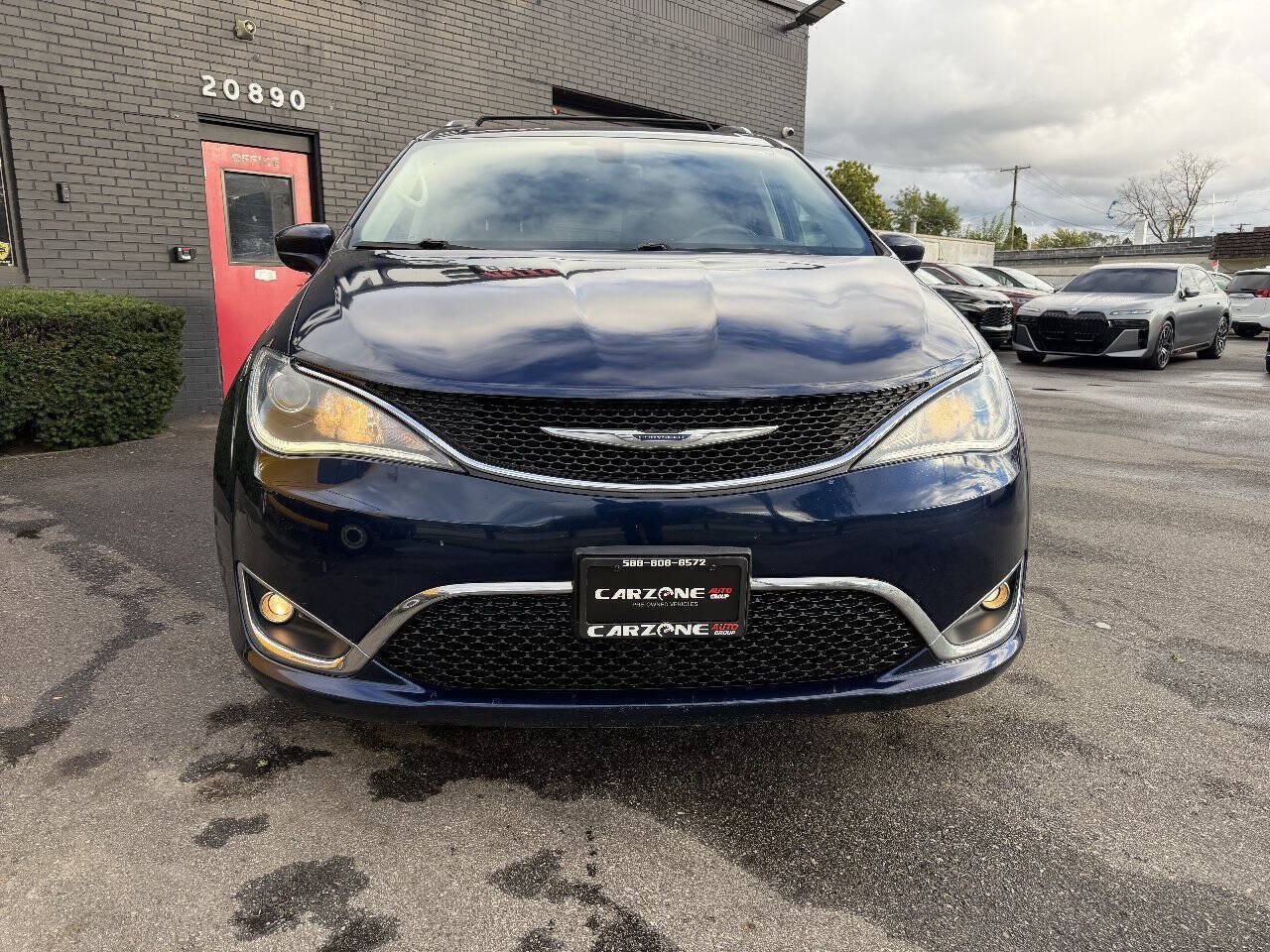 Used 2017 Chrysler Pacifica Touring-L Plus w/ Tire & Wheel Group FWD image 2