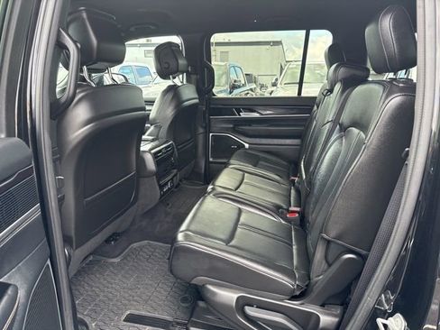 Used 2024 Jeep Wagoneer 4WD image 19