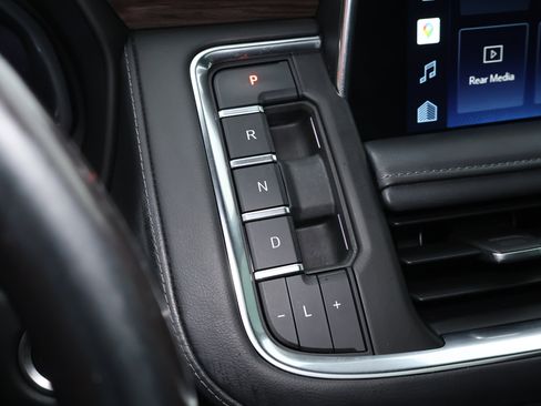 Used 2022 Chevrolet Tahoe Z71 w/ Off-Road Capability Package image 18