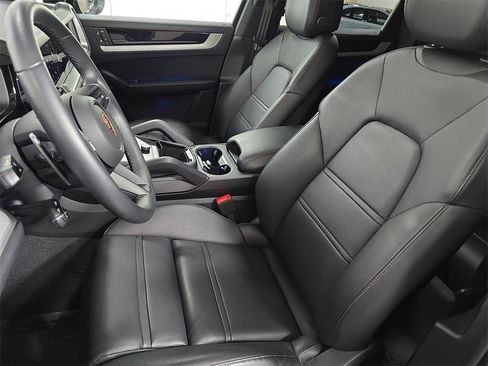 Used 2025 Porsche Cayenne image 5