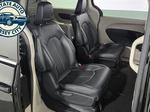 Used 2024 Chrysler Pacifica Limited FWD image 5