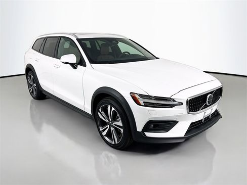 Used 2024 Volvo V60 B5 Cross Country Plus w/ Protection Package Premier image 7