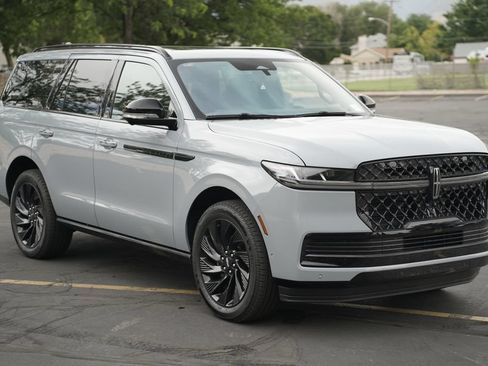 Used 2025 Lincoln Navigator Reserve w/ Jet Appearance Package AWD/4WD image 7