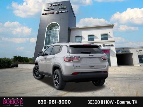 Used 2026 Jeep Compass Latitude AWD/4WD image 3