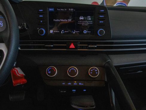 Used 2025 Hyundai Elantra SE FWD image 4