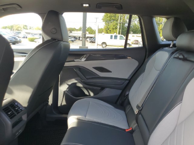 Used 2025 Volkswagen Tiguan SE R-Line FWD image 16