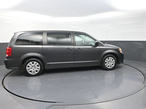 Used 2018 Dodge Grand Caravan SE w/ UConnect Hands-Free Group FWD image 12