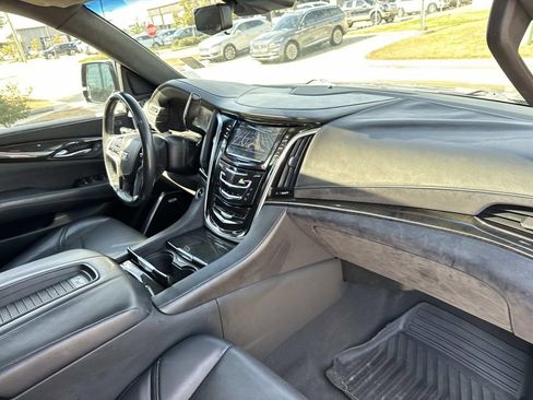 Used 2019 Cadillac Escalade Platinum image 15