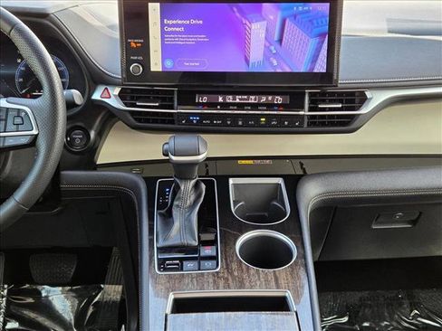 Used 2025 Toyota Sienna Platinum image 16