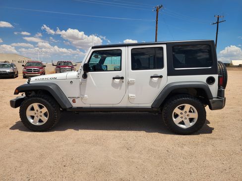 Used 2016 Jeep Wrangler Unlimited Rubicon w/ Connectivity Group AWD/4WD image 7