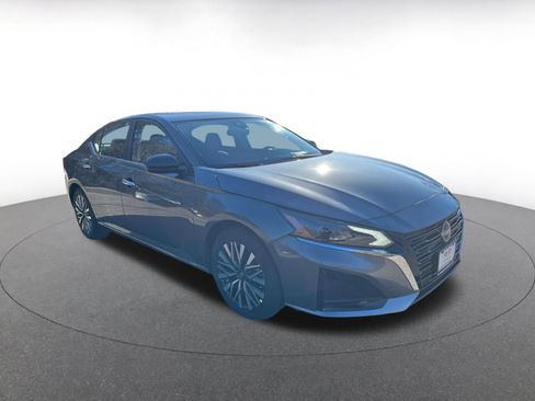 Used 2025 Nissan Altima 2.5 SV image 1