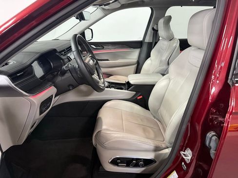 Used 2022 Jeep Grand Cherokee Overland w/ Advanced Protech Group III AWD/4WD image 9