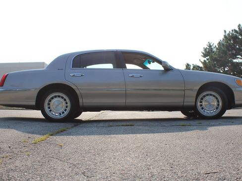 Used 2002 Lincoln Town Car Executive RWD image 33