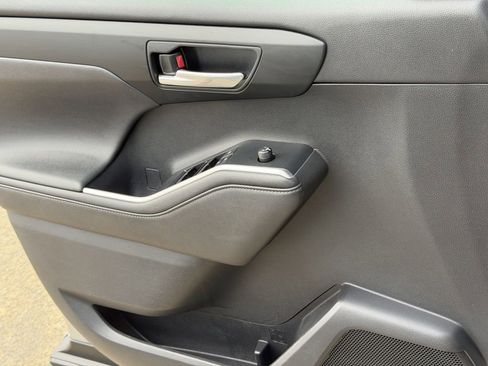 Used 2020 Toyota Highlander XLE FWD image 26