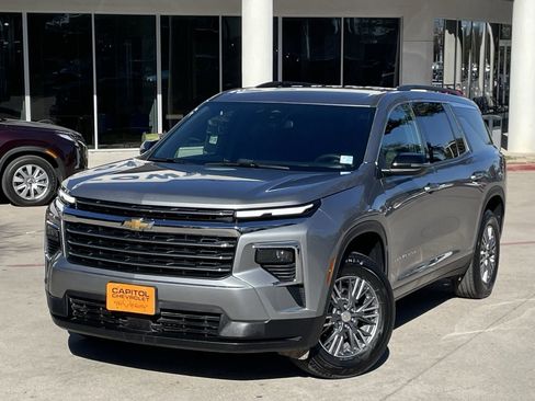 Used 2025 Chevrolet Traverse LT image 9