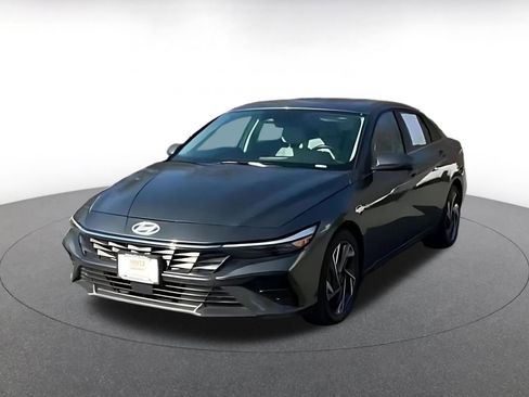 Used 2025 Hyundai Elantra Limited image 3