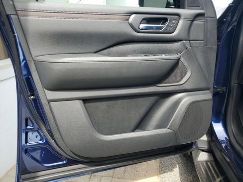 New 2025 Nissan Armada SL w/ Captain's Chari Seat Package image 15