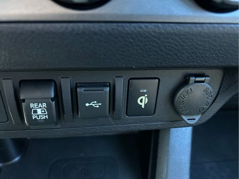 Used 2020 Toyota Tacoma TRD Off-Road AWD/4WD image 32