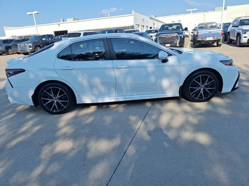 Used 2024 Toyota Camry SE FWD image 7