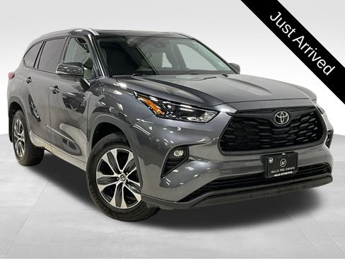 Used 2022 Toyota Highlander XLE AWD/4WD image 1