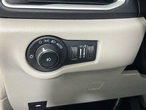 Used 2023 Chrysler Pacifica Touring-L FWD image 19