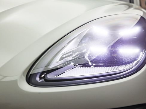 Certified 2025 Porsche Macan image 11